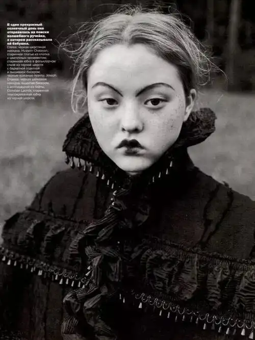 全球最矮超模戴文青木凭借一张东方娃娃脸横扫欧美时尚界