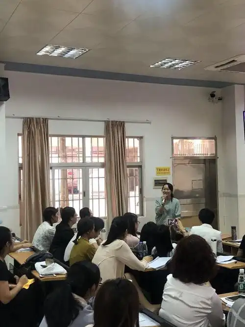 工作室和吴川市建 写美篇在每节课例展示完毕,余老师都结合7日上午的