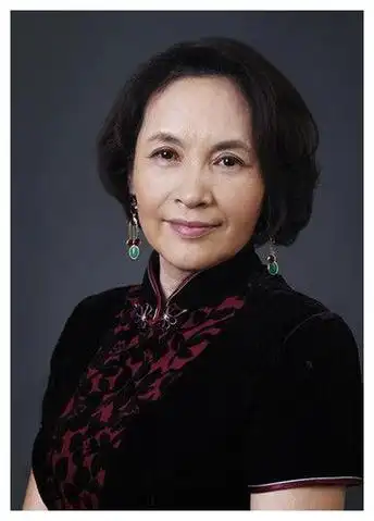 宋晓英近照,如今的宋晓英已经66岁了,她与丈夫的感情依旧如初