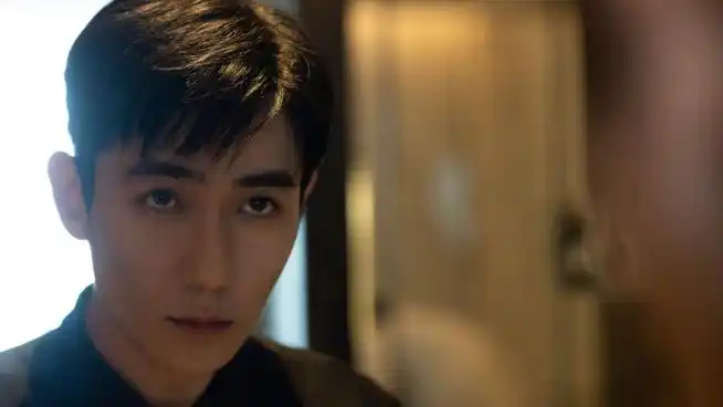 朱一龙顺毛捧花造型