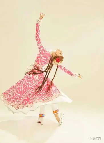 美到爆的维吾尔族舞蹈照片可以当壁纸哈