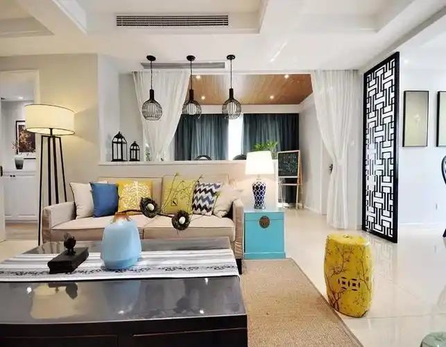 沙发墙后方是一个休闲小空间,通过一层纱帘隔断,可以变成一个独立的小