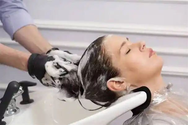 洗头发多久才干净怎么办(几天洗一次头发最好)