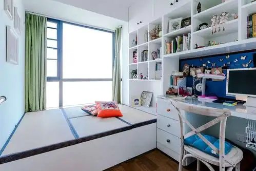 8平卧室榻榻米现代风格衣柜收纳架装修效果图