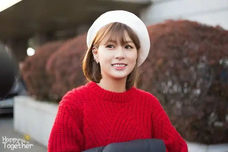 apink红衣白帽吴夏荣.【圣诞快乐】cr:图片来源于网络