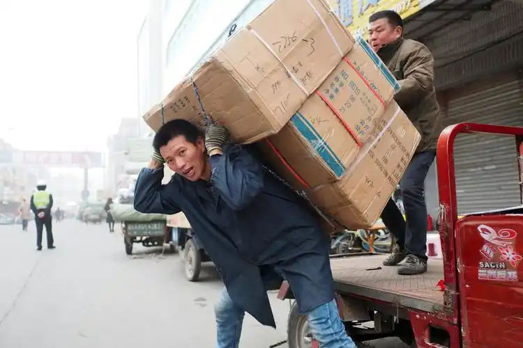 江苏淮安:溜背搬运工