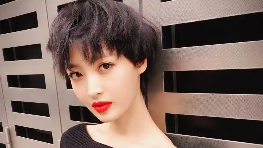 女艺人杨洋短发俏皮写真,大陆明星-回车桌面