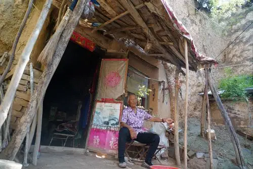 连续6天大雨,看农村200年地坑院里8旬老人生活是啥样