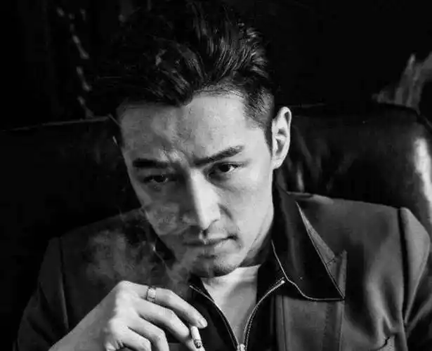 7位男人抽烟,周星驰霸气发哥威武,网友:看到他突然泪目了_男星_周润发