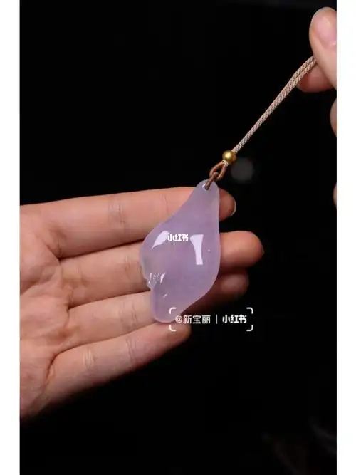 灵动自带仙气的翡翠随形吊坠