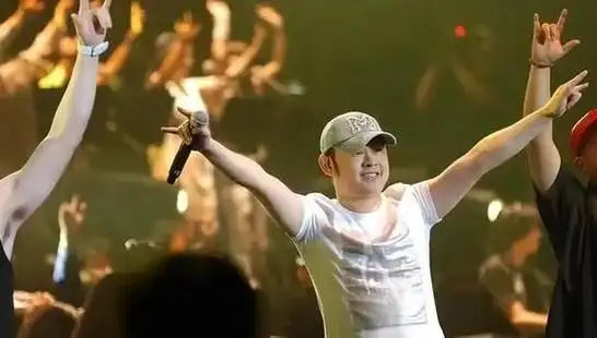 刀郎离婚30年前妻含泪自述他住豪宅我却一无所有