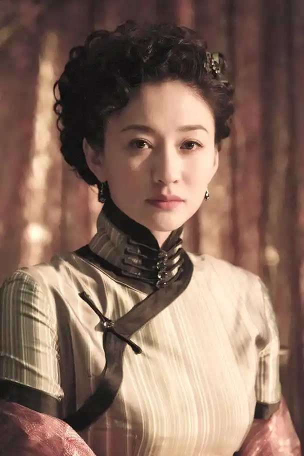 《风筝》李小冉剧照曝光 旗袍装扮仪态万千