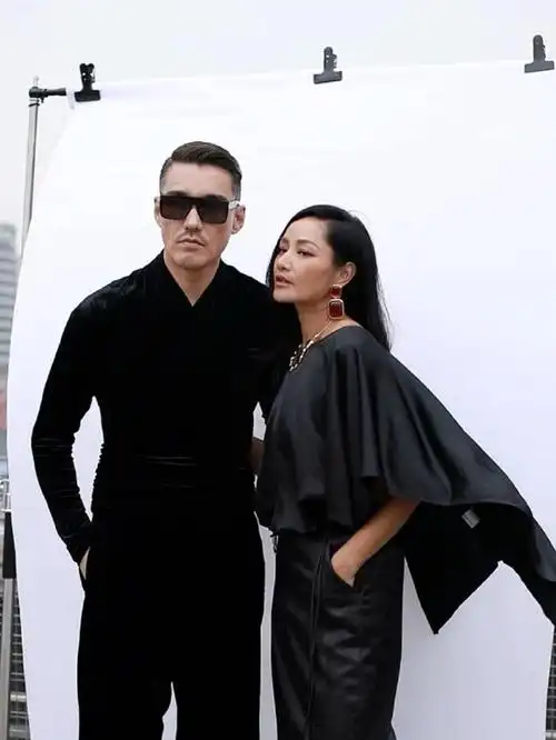 53岁瞿颖和胡兵合体走秀气场强大搭配默契