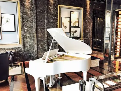 在酒吧尽头的白色钢琴非常吸引眼球