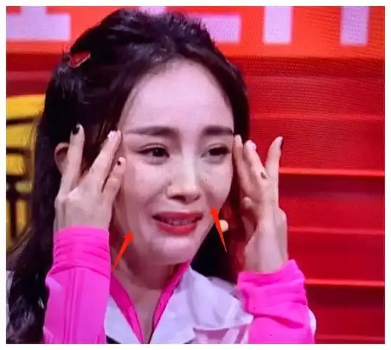 杨幂面部僵硬"崎岖",大笑时还需要手抬眼角纹__财经头条