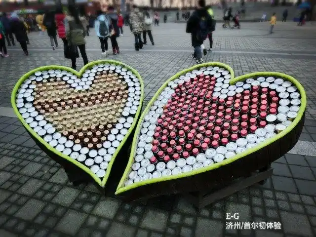 用饮料瓶拼成的两个爱心 n首尔塔