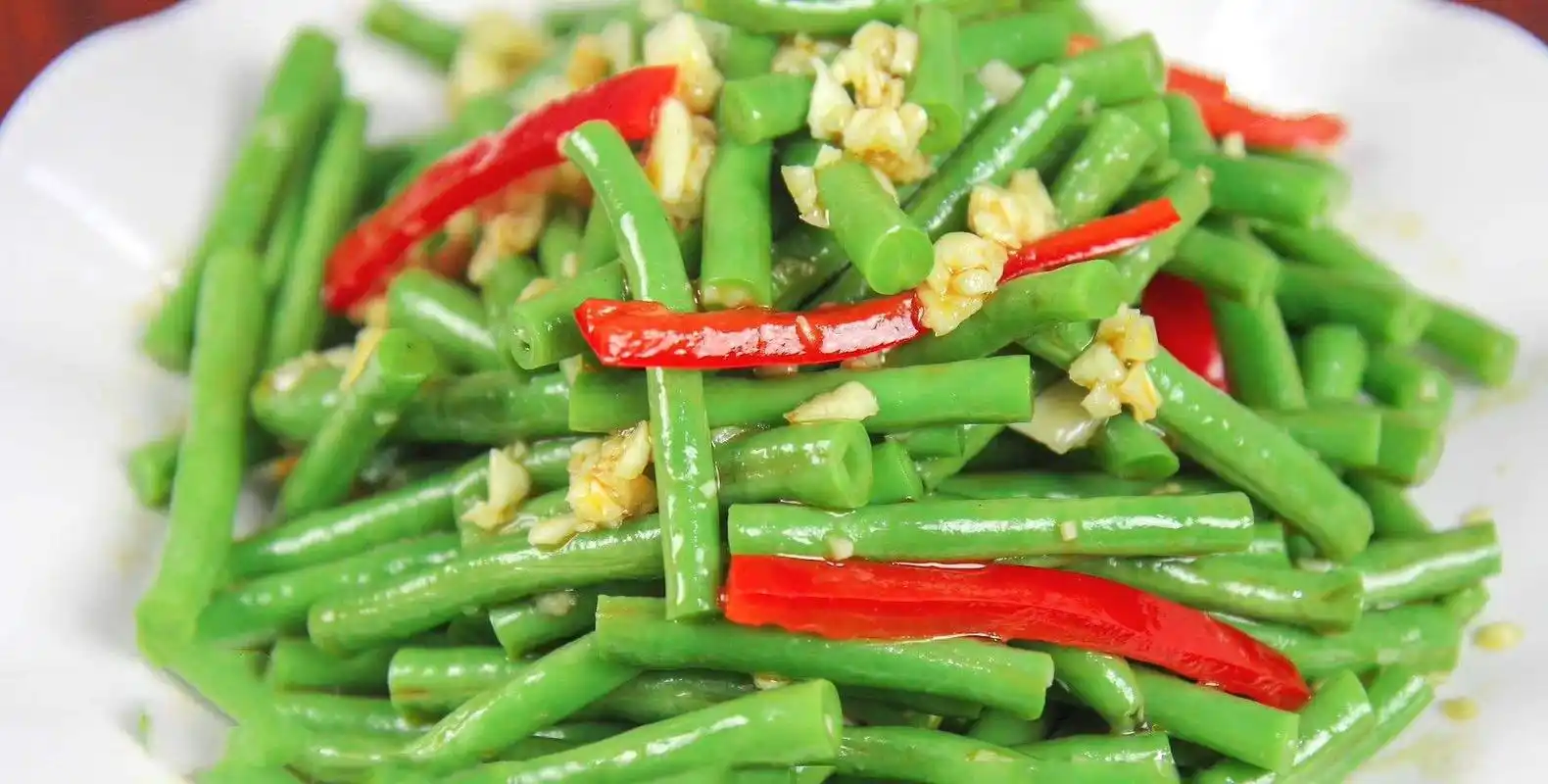 豆角煮熟淋上辣椒油,做出香辣开胃的凉拌豇豆,新手也能轻松学会