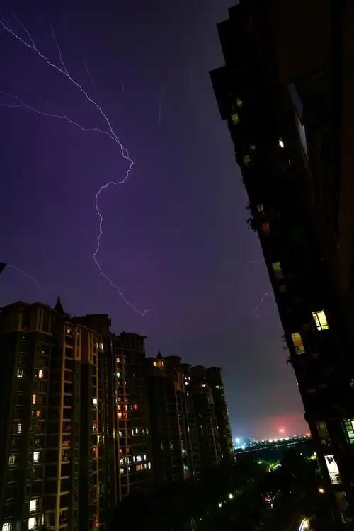 在一个狂风暴雨雷电交加之夜