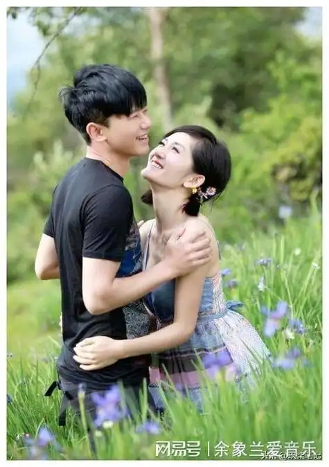 张杰谢娜带仨娃游迪士尼,十指紧扣如热恋情侣,3个保姆很抢镜