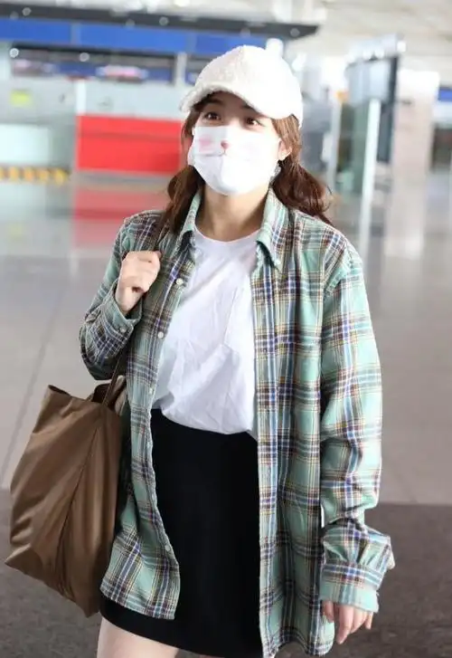 张含韵现身机场格子衬衫搭双马尾清新甜美似少女
