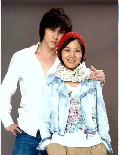 有一天,当闫妮的丈夫回到家时,他再次没有见到闫妮.