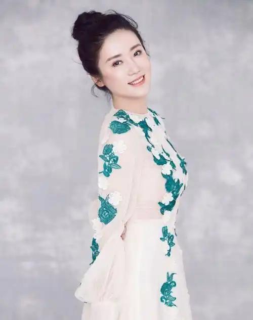 她在《演员的诞生》中,搭档袁立表演《超生游击队》,张彤将主人公紧张