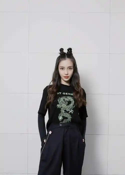 杨颖低调过生日,穿祈福男孩连帽卫衣,31岁美成了少女_黑色_baby_显得