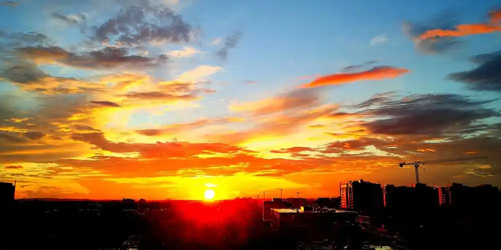 晚霞瑰丽亦醉人