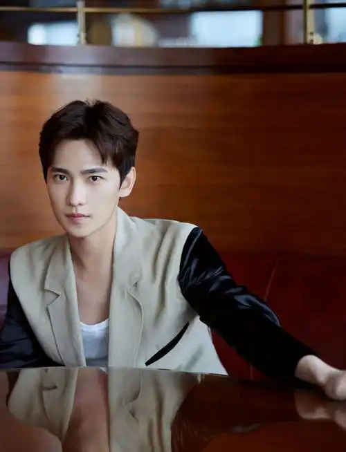 杨洋眼神里满满的温柔,阳光帅气!