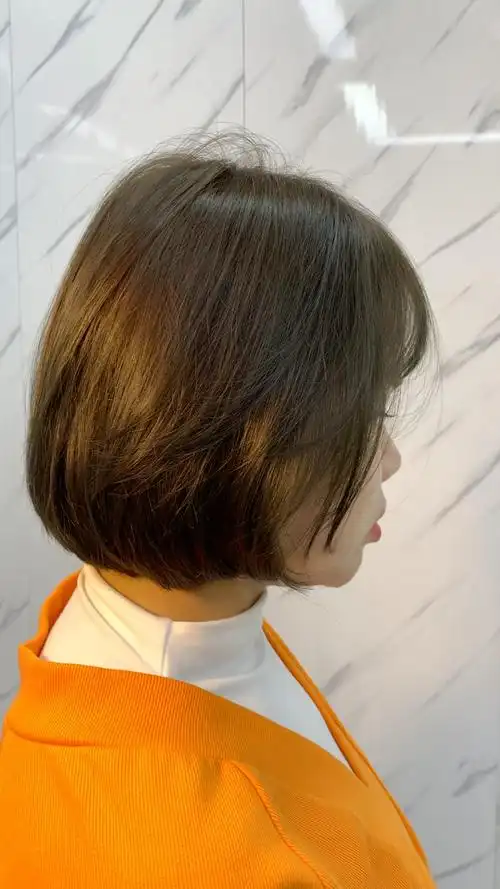 茶棕色# 深色系,质感好 适合头发发质干,掉色快,颜色偏黄 想要发质看