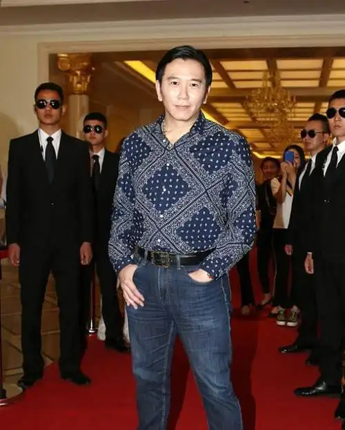 57岁温兆伦也老了瓜子脸变大饼脸穿印花衫仔裤油腻又土气