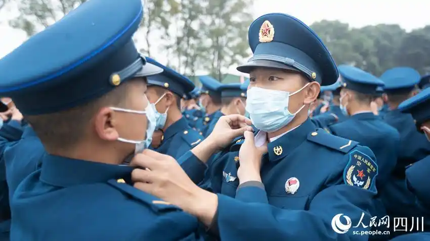 授衔近千名空军新兵今日迎来成人礼