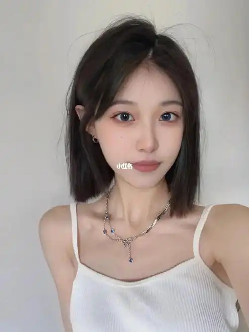 黑茶色77一刀切短发