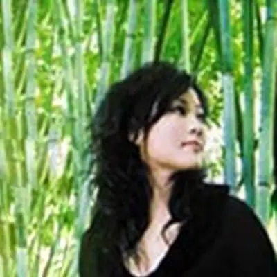 歌手:陆萍 他乡里跨过 冰雪的疆界  踏着长路与短街  始终靠紧我 不怕