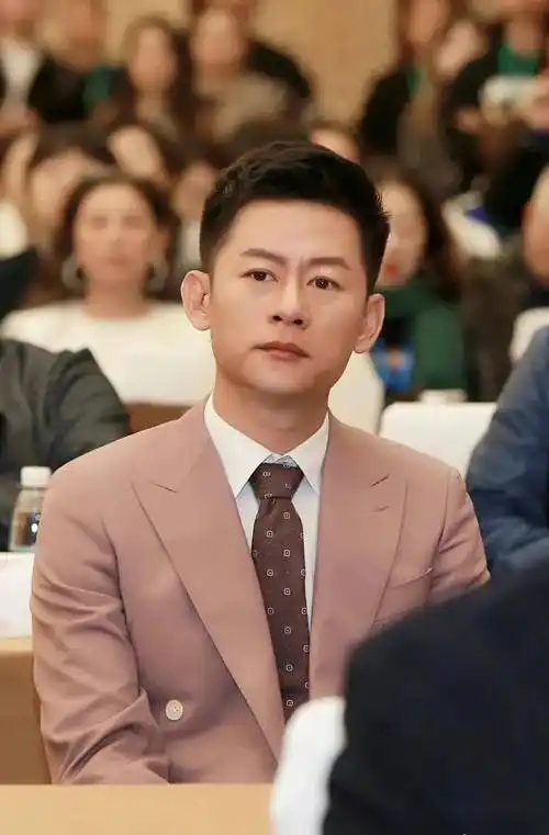 演员李健:长相帅气戏也好,42岁因《狂飙》走红,娶初恋生一女_爸爸