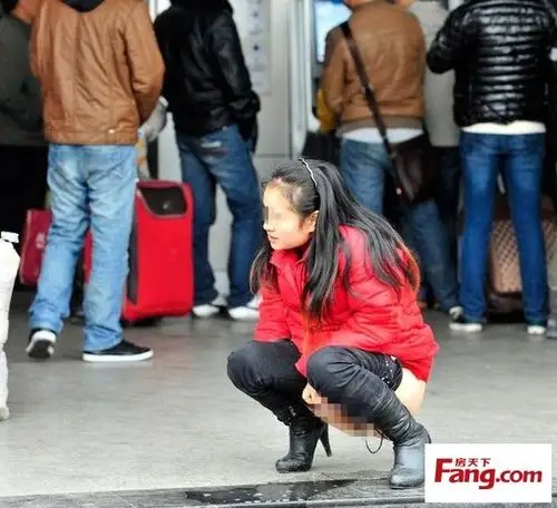 由于购票排队时间太长,女子内急当街撒尿.