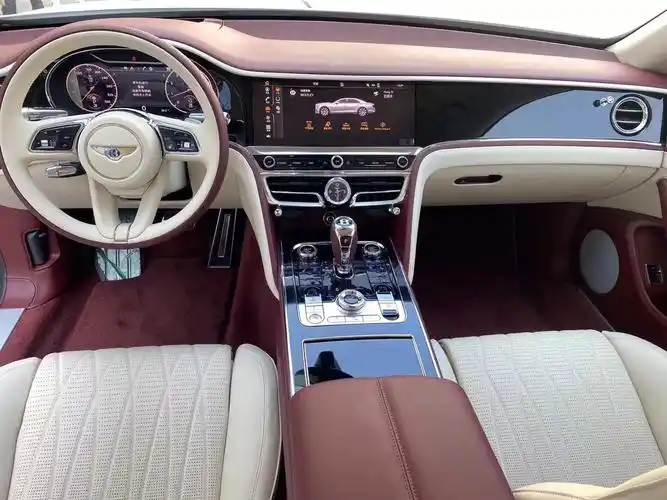 宾利飞驰天津港白色现车图片后排空间