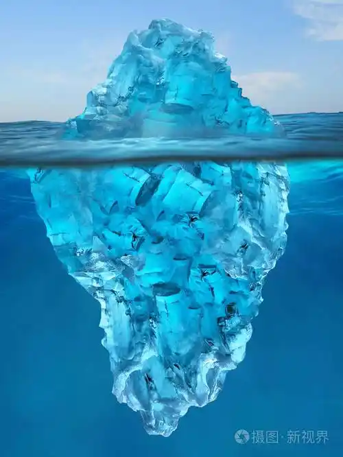 漂浮在水中的冰山一角