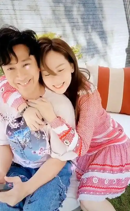 孙耀威当直播网红依旧吸金能力十足与老婆秀恩爱曝光别墅装修