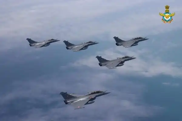 "阵风"战斗机编队进入印度领空