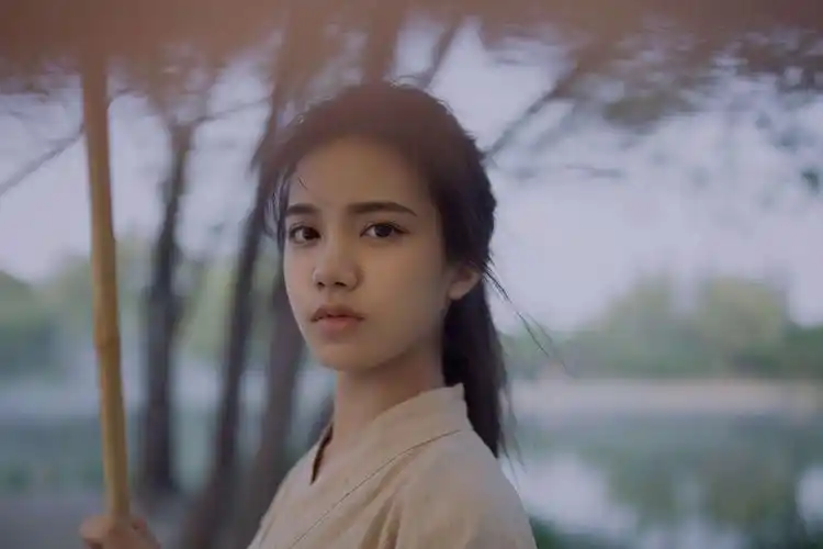 刘宸希曝光古风写真干净飒爽显英气
