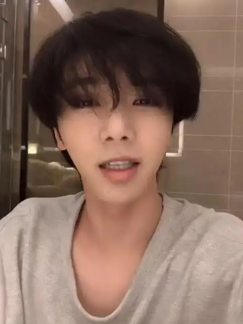 华晨宇直播素颜破整容传闻不过他身后的瓷砖线引网友注意