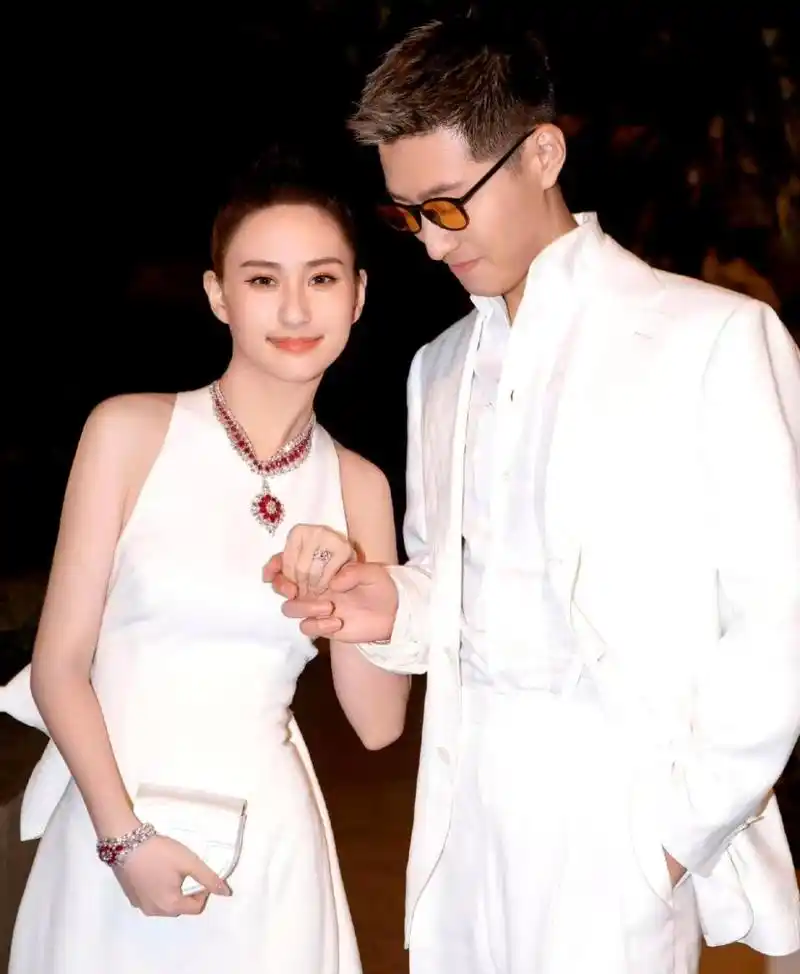 窦骁戴着墨镜,帅气十足,牵着新娘的手充满幸福感;何超莲身着华丽珠宝