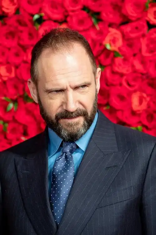 10位英国男星"今昔对比照",裘德洛"俊俏美男变秃头大叔"