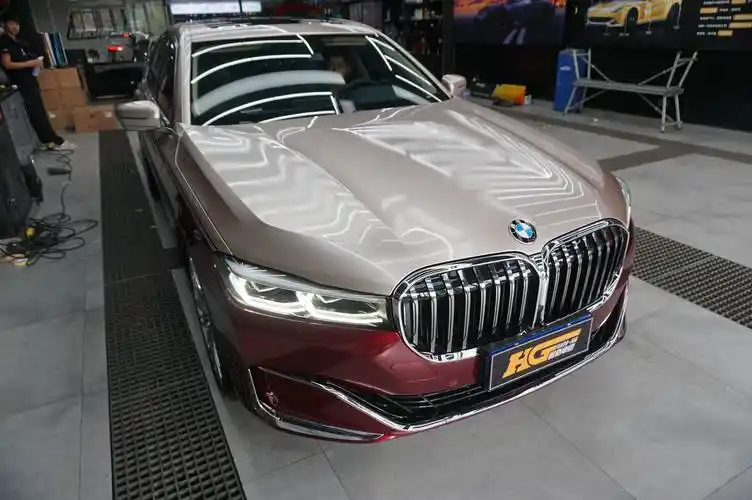 宝马7系双拼改色龙血红拼荣耀金