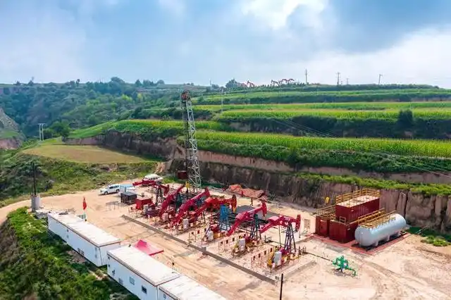 12月20日,位于甘肃庆阳的长庆油田陇东油区年生产油气当量突破1000万