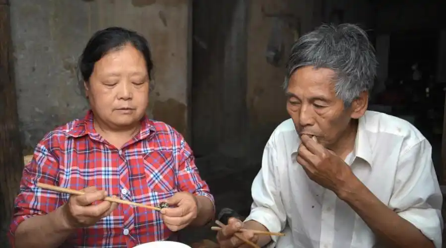 农村夫妻相差8岁,丈夫想吃肉媳妇不肯做,看媳妇给大叔做啥吃的 67