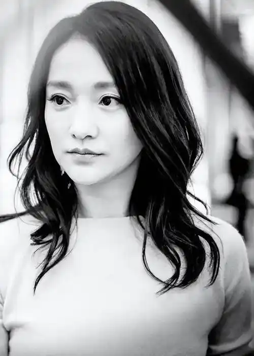 事实证明,49岁"无人敢娶"的周迅,已经走上了另一条道路_父母_工作