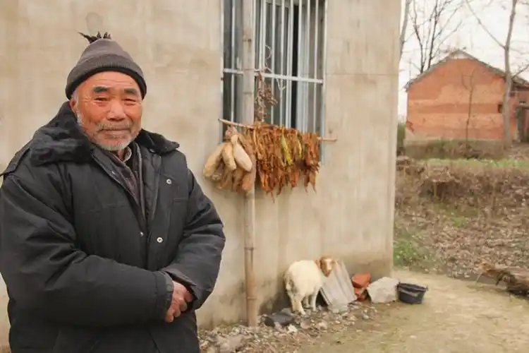 80岁农村孤寡老人,荒村独居,余生心愿只有两点