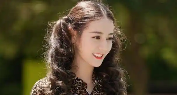 原创迪丽热巴怒吼助理背叛激动出八字眉搂过腰的交情没了